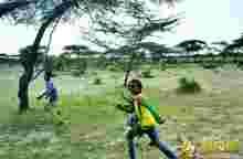 在非洲,只需要把這兩樣?xùn)|西送給孩子就足夠